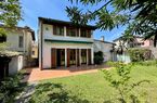 Deliziosa casa con giardino nel nucleo storico del  villaggio al lago
