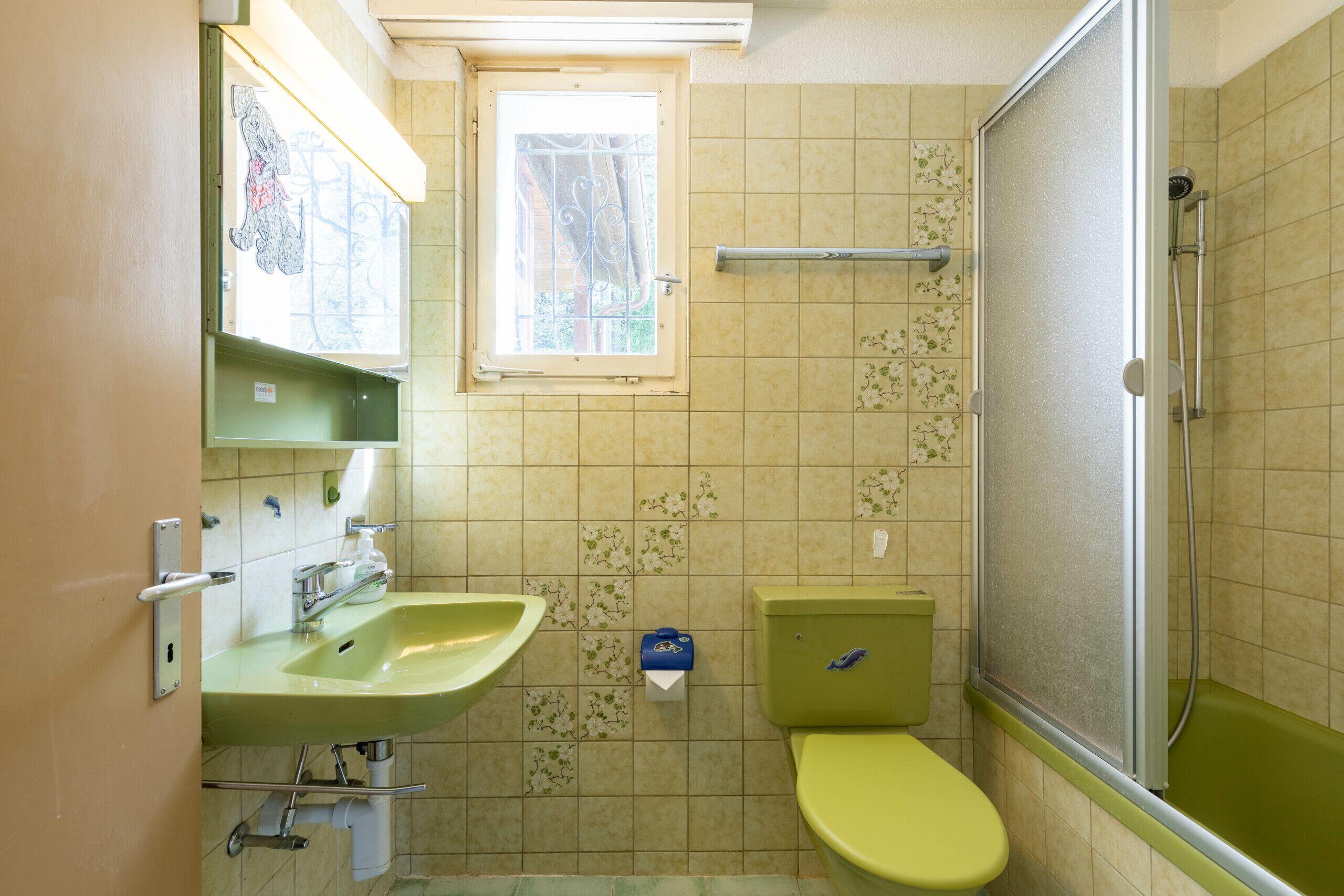 Nasszelle mit Badewanne, Lavabo und WC (EG)