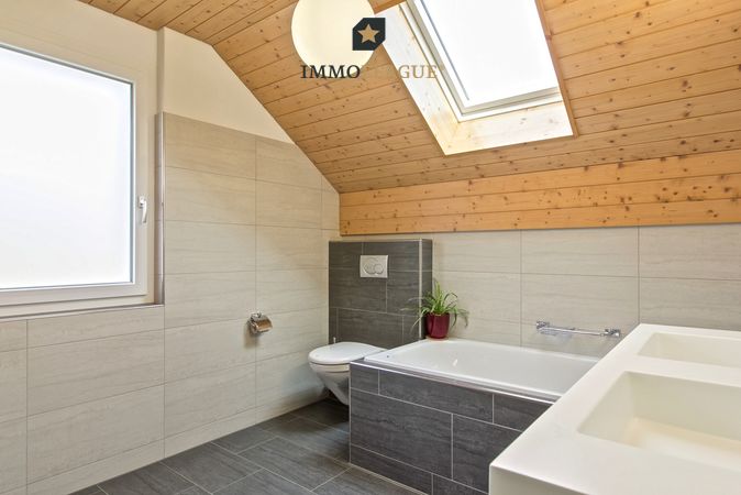Schönes Badezimmer mit Badewanne, Dusche und Doppellavabo