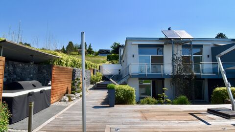 Modern villa with panoramic views, close to bus, train station, school