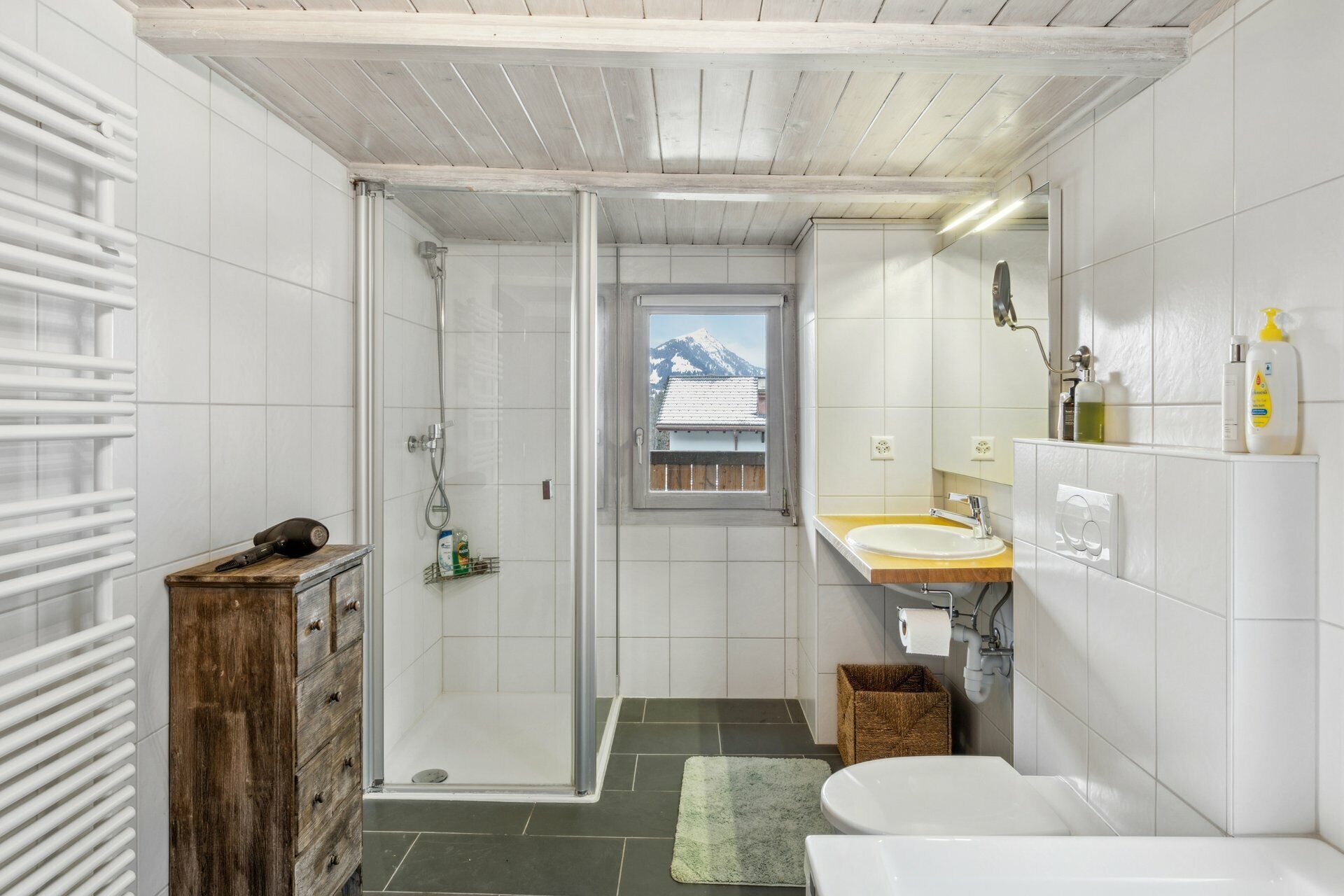 Angrenzendes Badezimmer