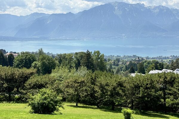 Superb estate with lake view