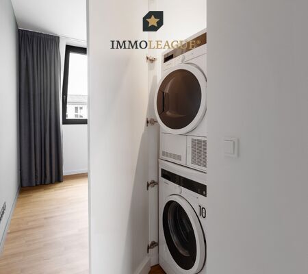 Der Waschturm ist perfekt in der Wohnung integriert.