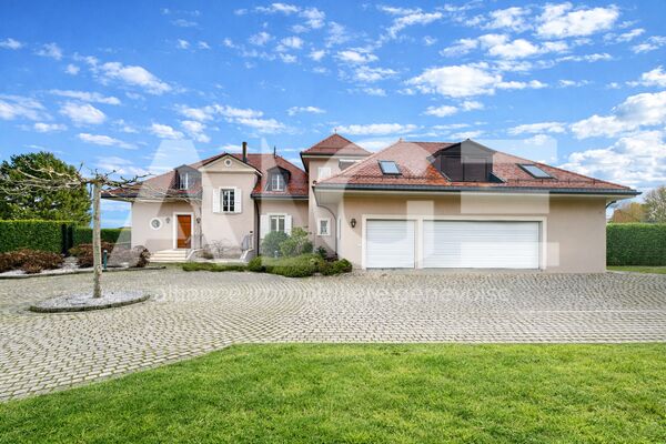 Superb villa on 2'600m2 plot with 80m2 outbuilding