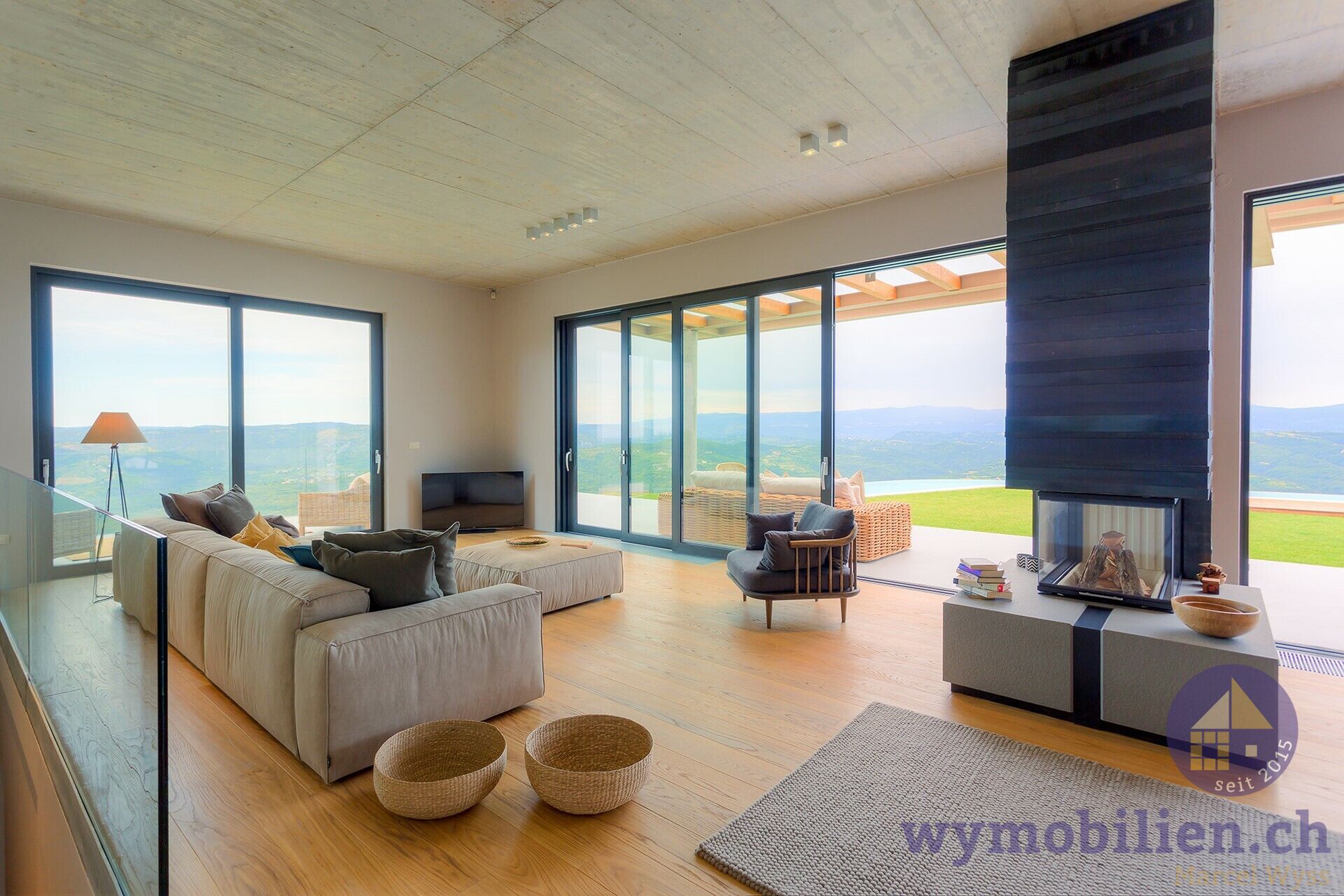 Wohnbereich mit Panoramablick und Cheminée