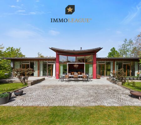 Symmetrie als Ausdruck von Balance: Die inspirierende Formgebung  und fliessende Linien machen diesen Bungalow zu einem Unikat.