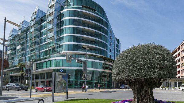 Exclusive lakefront apartment