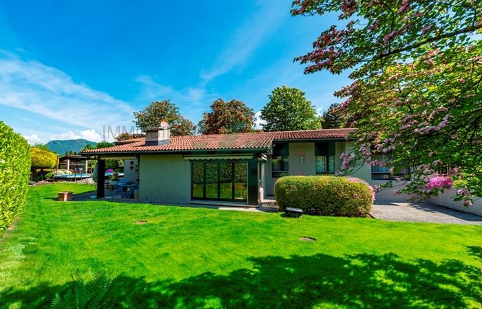 Schöne Bungalow-Villa mit wunderbarem Pool und herrlichem Garten