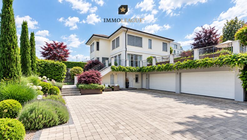 Repräsentative Villa mit gepflegter Gartenanlage und grosszügigem Vorplatz.Repräsentative Villa mit gepflegter Gartenanlage und grosszügigem Vorplatz.