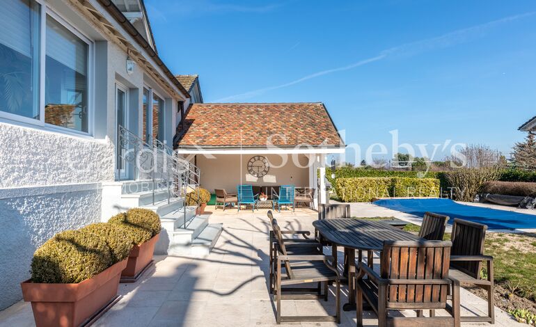 Maison individuelle avec grand jardin et piscine