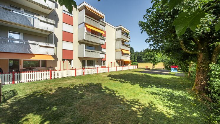 An Felder und Wald angrenzend: Gartensitzplatz. An Felder und Wald angrenzend: Gartensitzplatz.