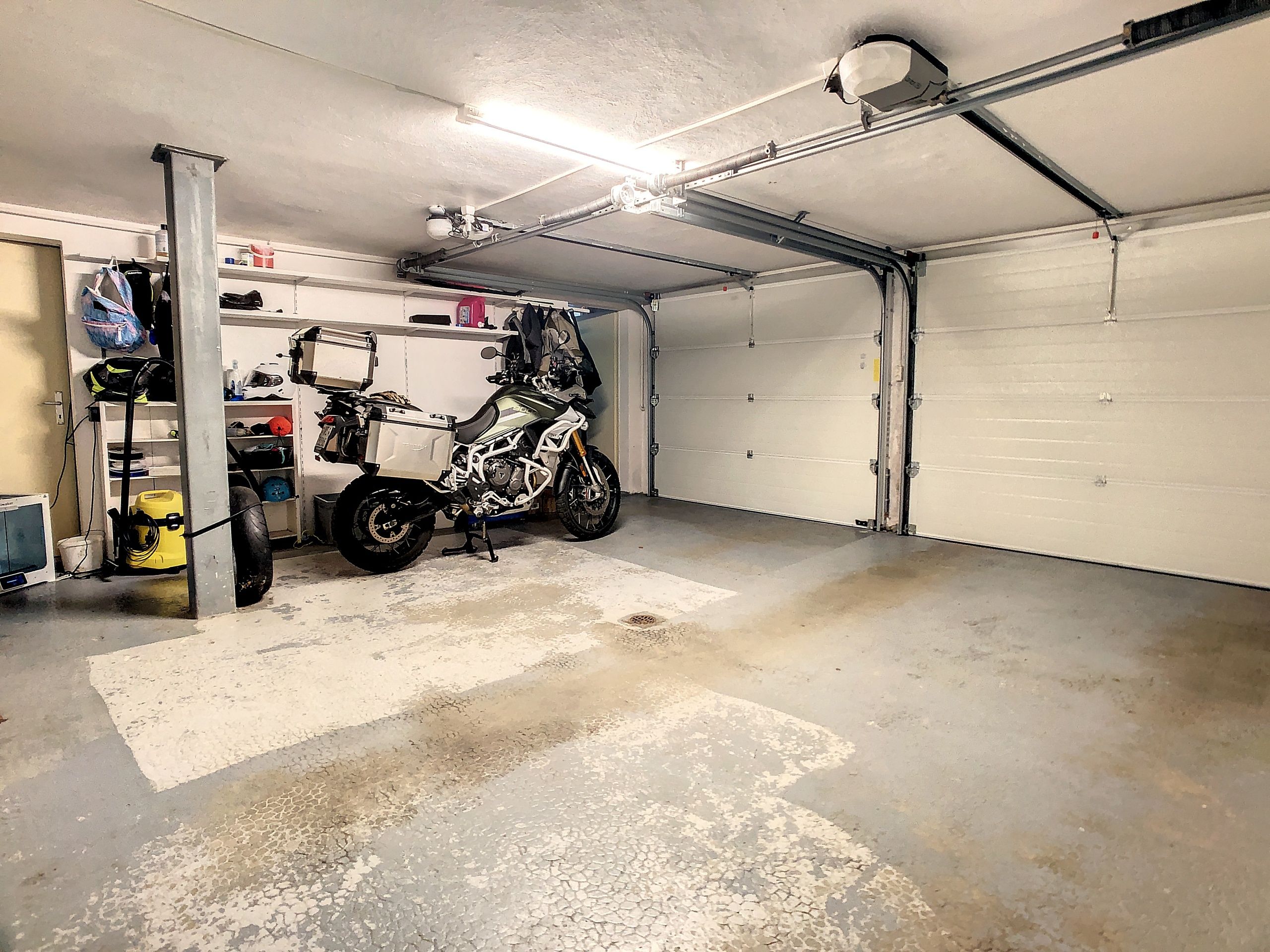 Grand garage double avec portes électriques