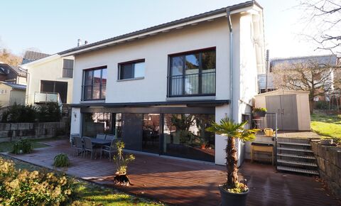 Maison familiale moderne avec jardin, garage et vue