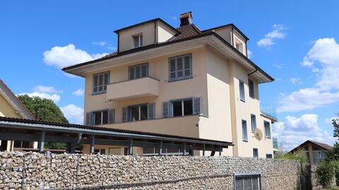 A vendre:
Immeuble locatif attrayant
Belle situation au bord du lac