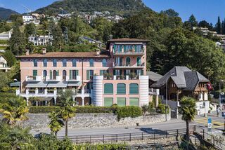 Large apartment in a period house with a beautiful lake view