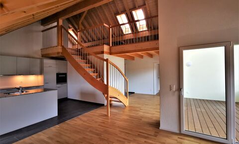 Dachwohnung mit viel Wohlfühlcharakter! Neu, bezugsbereit, preiswert!