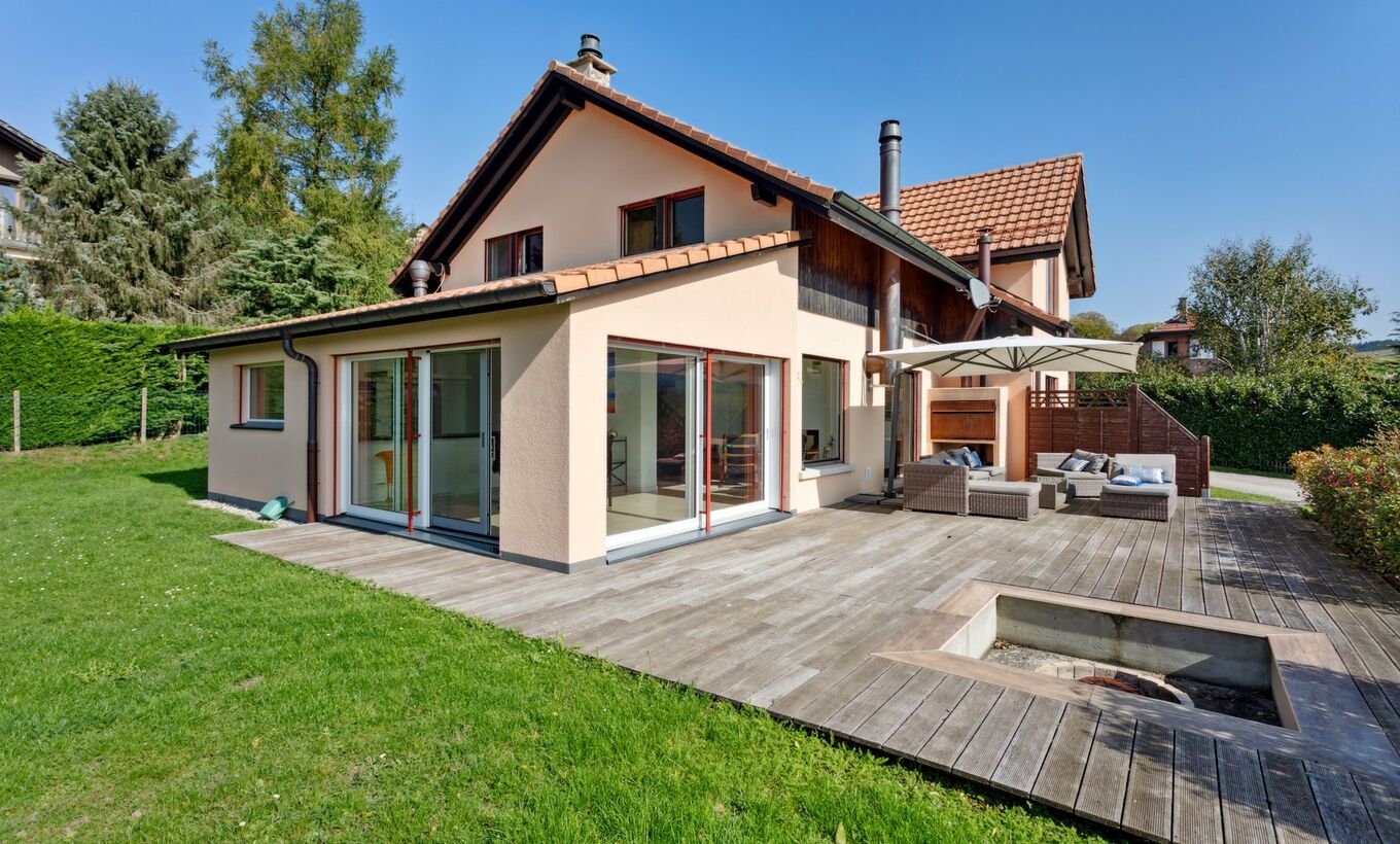 Detached villa with stunning view and independent studio