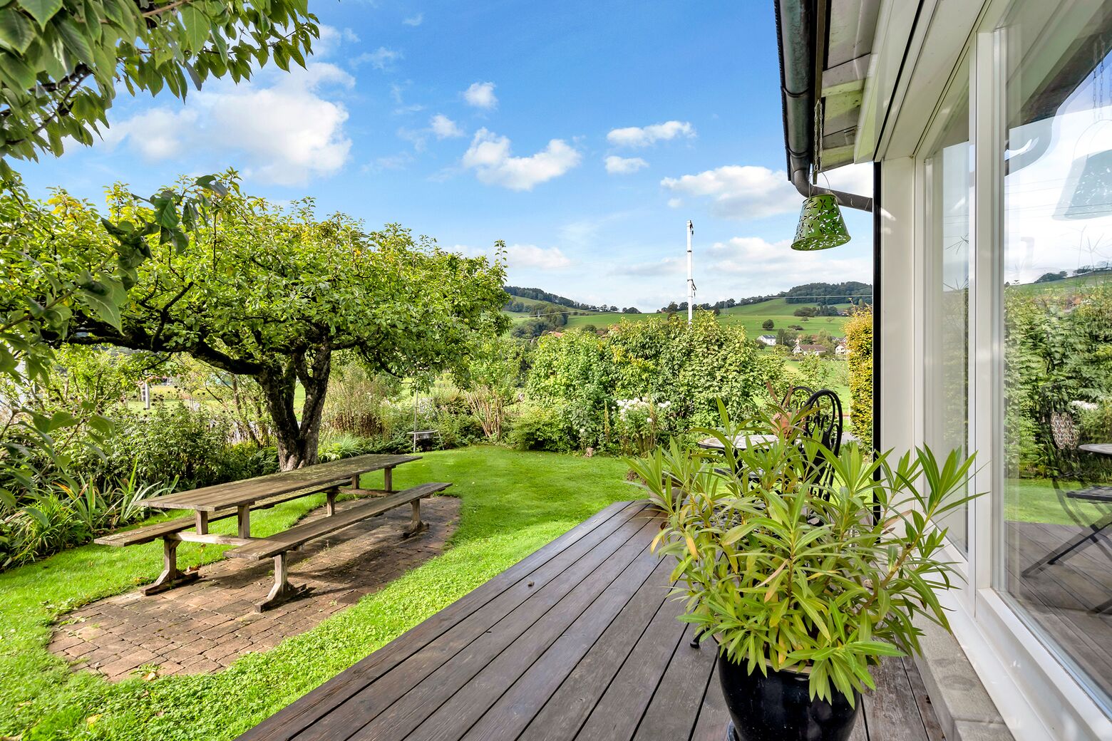 Aussenansicht Terrasse und Gartensitzplatz