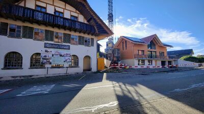 Ansicht West (Altbau) links, neues EFH rechts (verkauft))
