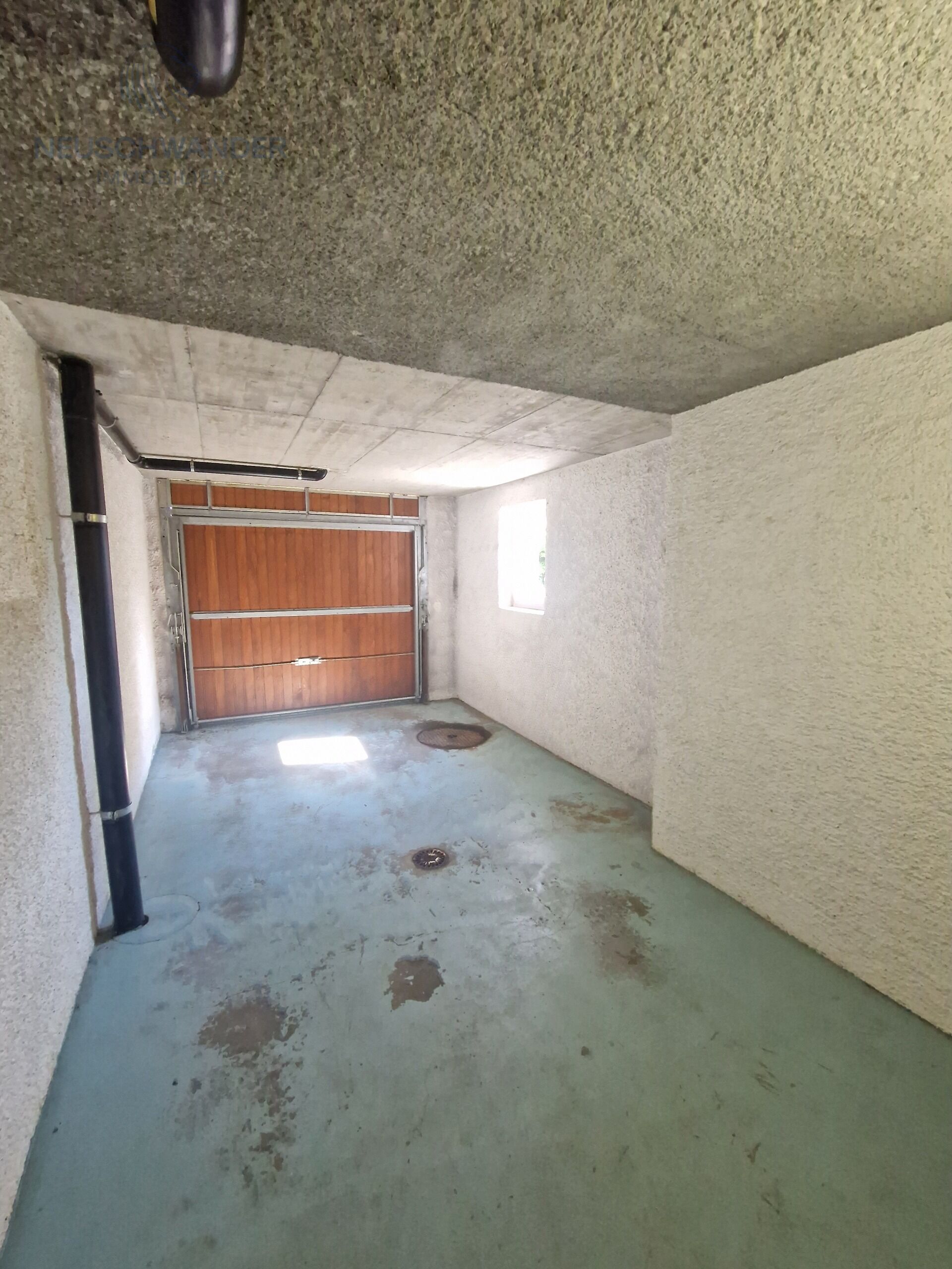 1 detached garage per unit