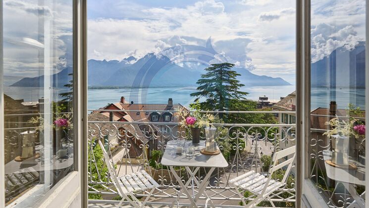 MAGNIFIQUE APPARTEMENT DE 7,5 PIÈCES AVEC VUE SUR LE LAC MAGNIFIQUE APPARTEMENT DE 7,5 PIÈCES AVEC VUE SUR LE LAC