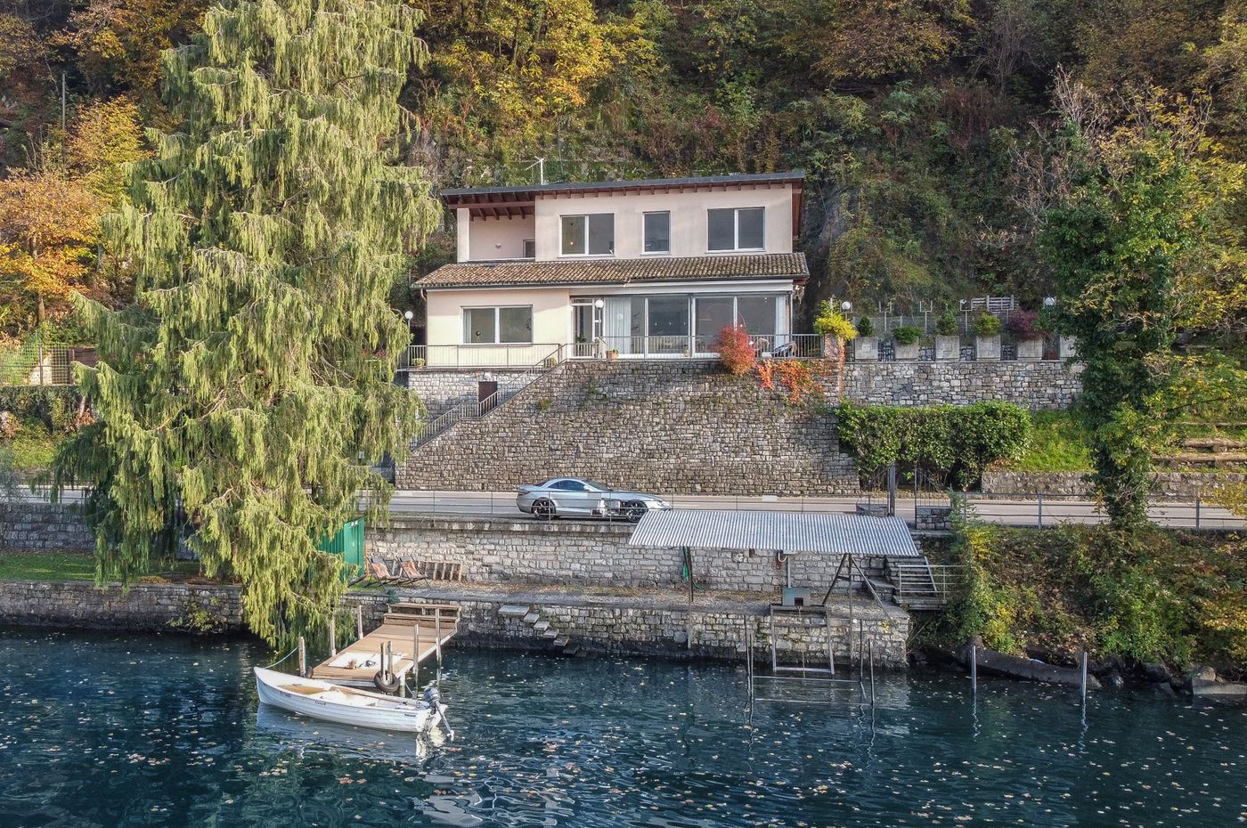 Villa am Luganersee mit Bootsplatz zu verkaufen in Brusino Arsizio