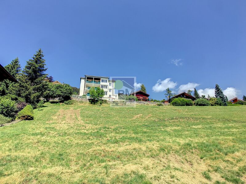 5.5p apartment with magnificent view and large garden!