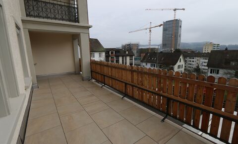 Wunderschöne Terrasse mit 20 m2 und schönem Blick über Neuhausen