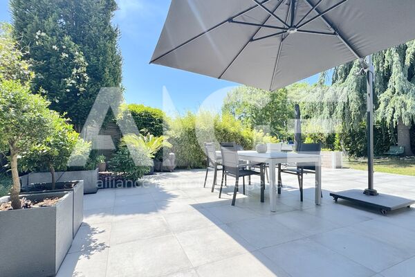 Élégante villa aux beaux volumes à Confignon