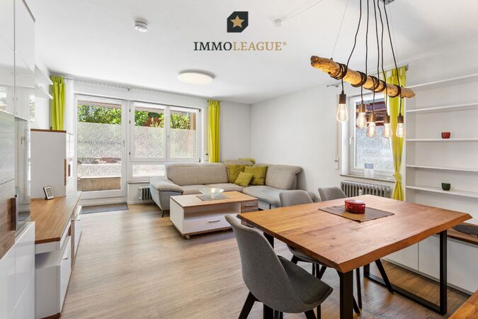 Lichtdurchflutetes, großzügiges Wohn- und Esszimmer mit direktem Zugang zum gedeckten Gartensitzplatz für entspannte Stunden drinnen und draußen. 