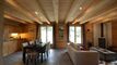 Chalet en finition aux Mosses, bordure ruisseau sans personne devant.