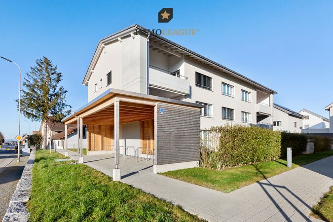 Ein stimmiges Gesamtpaket: Die neuwertige Bausubstanz, der weit-läufige Privatgarten unterstreichen den bleibenden Wert dieser Gartenwohnung. 