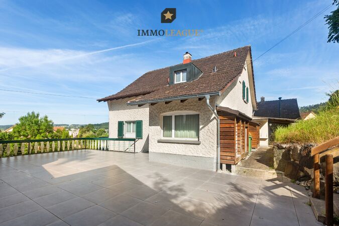 8.5-Zimmer-Einfamilienhaus mit Einliegerwohnung, weitläufiger Terrassenfläche und entspanntem, naturnahem Wohnen in ruhiger Lage.