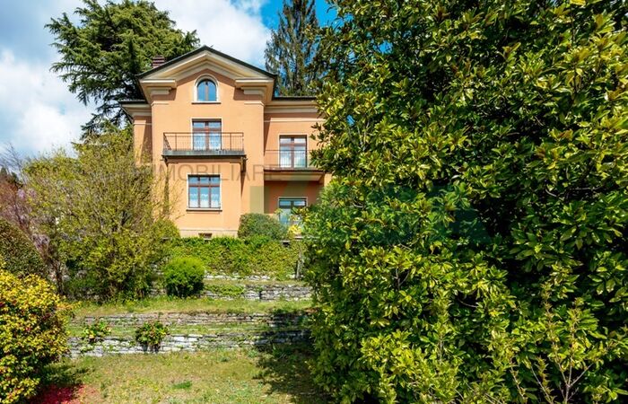 Herrliche historische Villa mit schönem Park und fantastischer Sicht