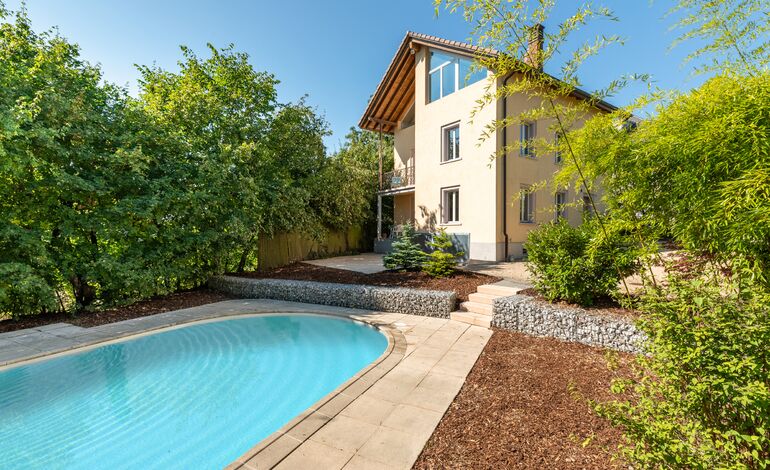 Opportunité à saisir :
Maison individuelle avec piscine