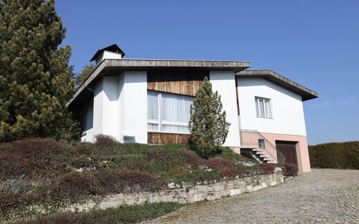 Family house of character on 1018 m2 with stunning views.