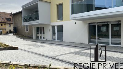 VICH, AU COEUR DU VILLAGE-ATTRAYANT LOCAL AVEC VITRINE - 105m2