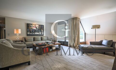 Superb penthouse with large terraces in the heart of a private park