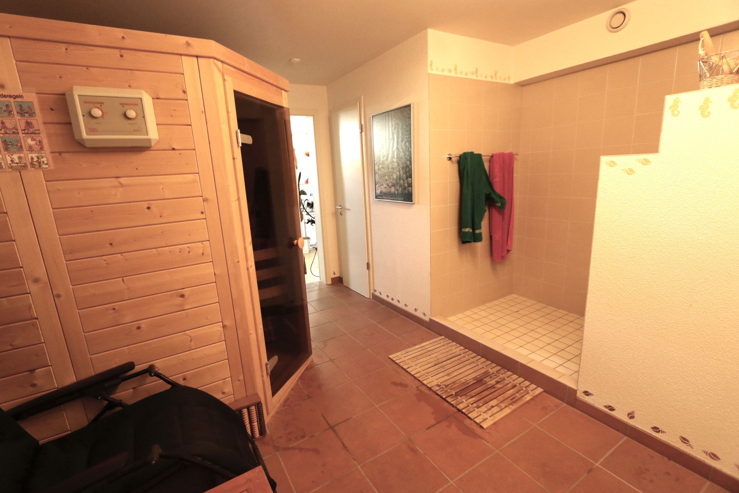 privater Wellnessbereich mit schöner Sauna und grossem Duschbereich, sowie separatem WC