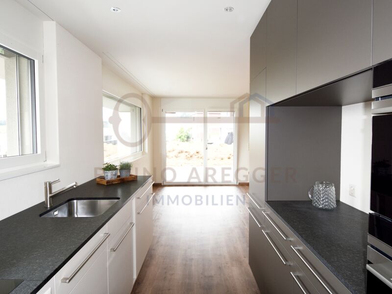 Neuwertige 2½-Zi-Wohnung, grosse Terrasse, atemberaubende Bergsicht