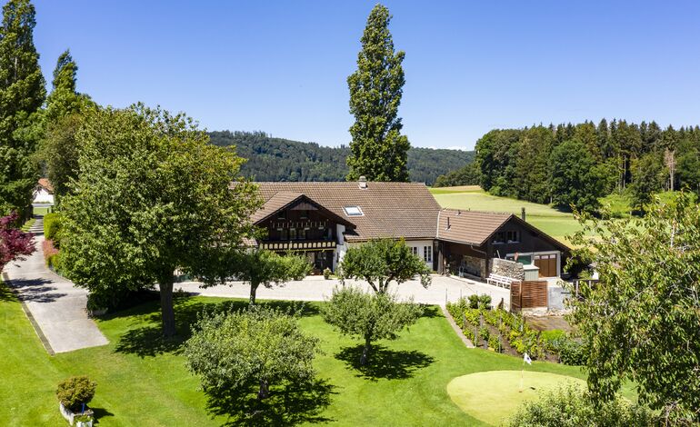Ferme atypique avec vaste terrain en pleine campagne