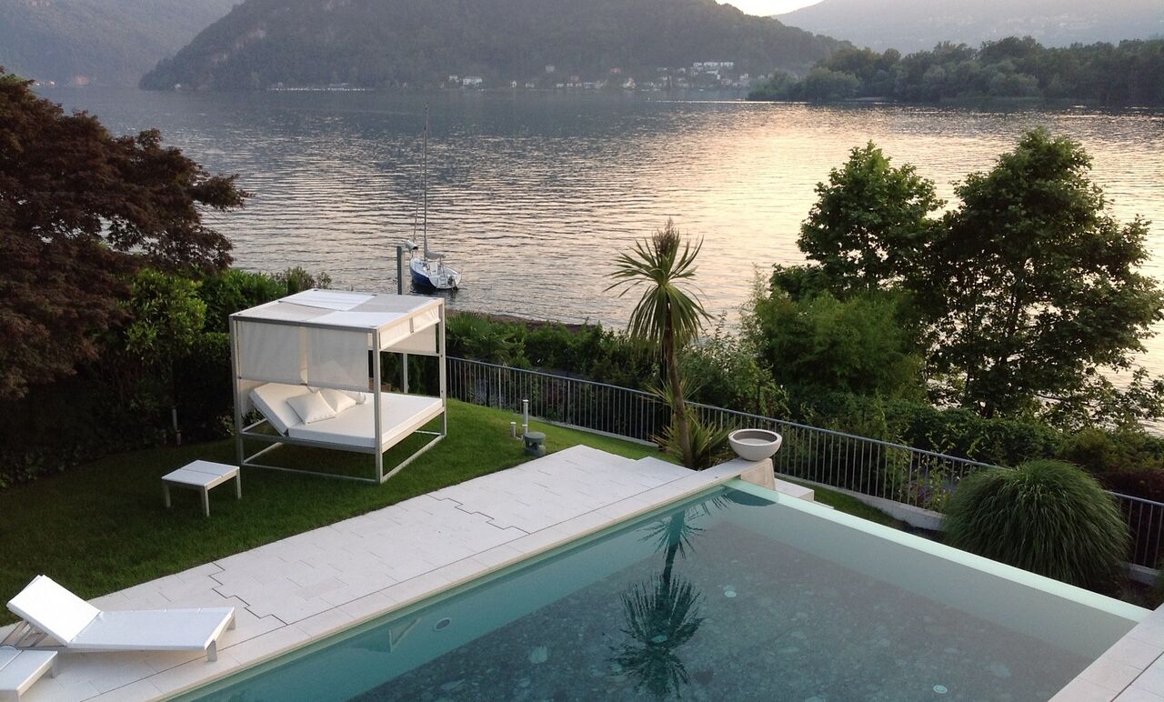 Lussuosa villa moderna con propria particella a lago