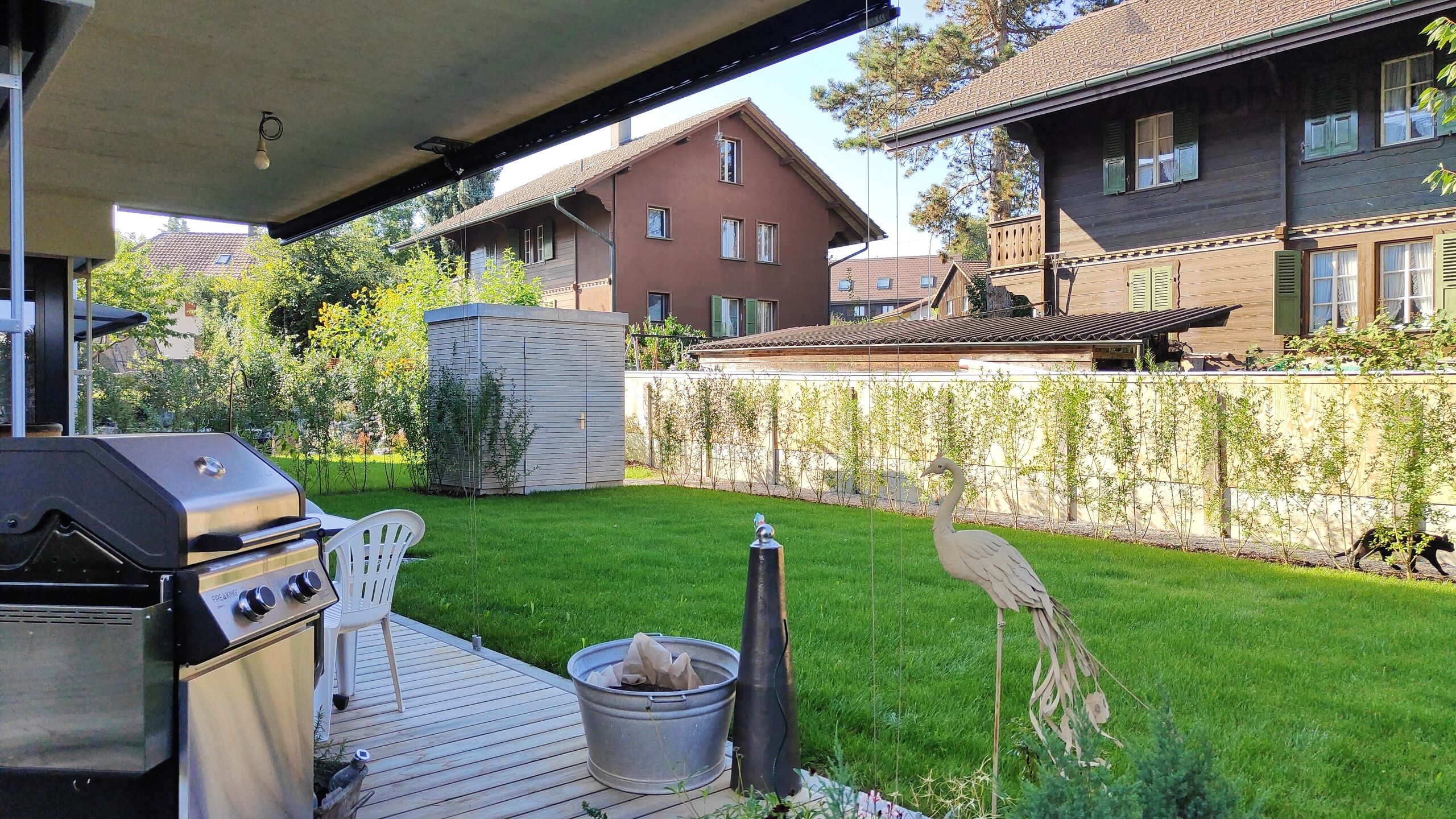 Privater Gartenbereich mit Schopf
