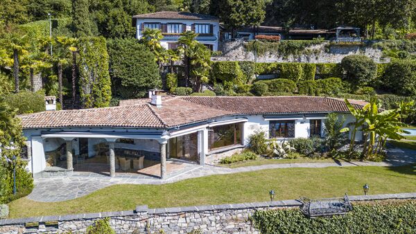 ESCLUSIVA VILLA CON PISCINA E SPETTACOLARE VISTA LAGO