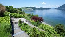 Sonnige Seeliegenschaft direkt am See