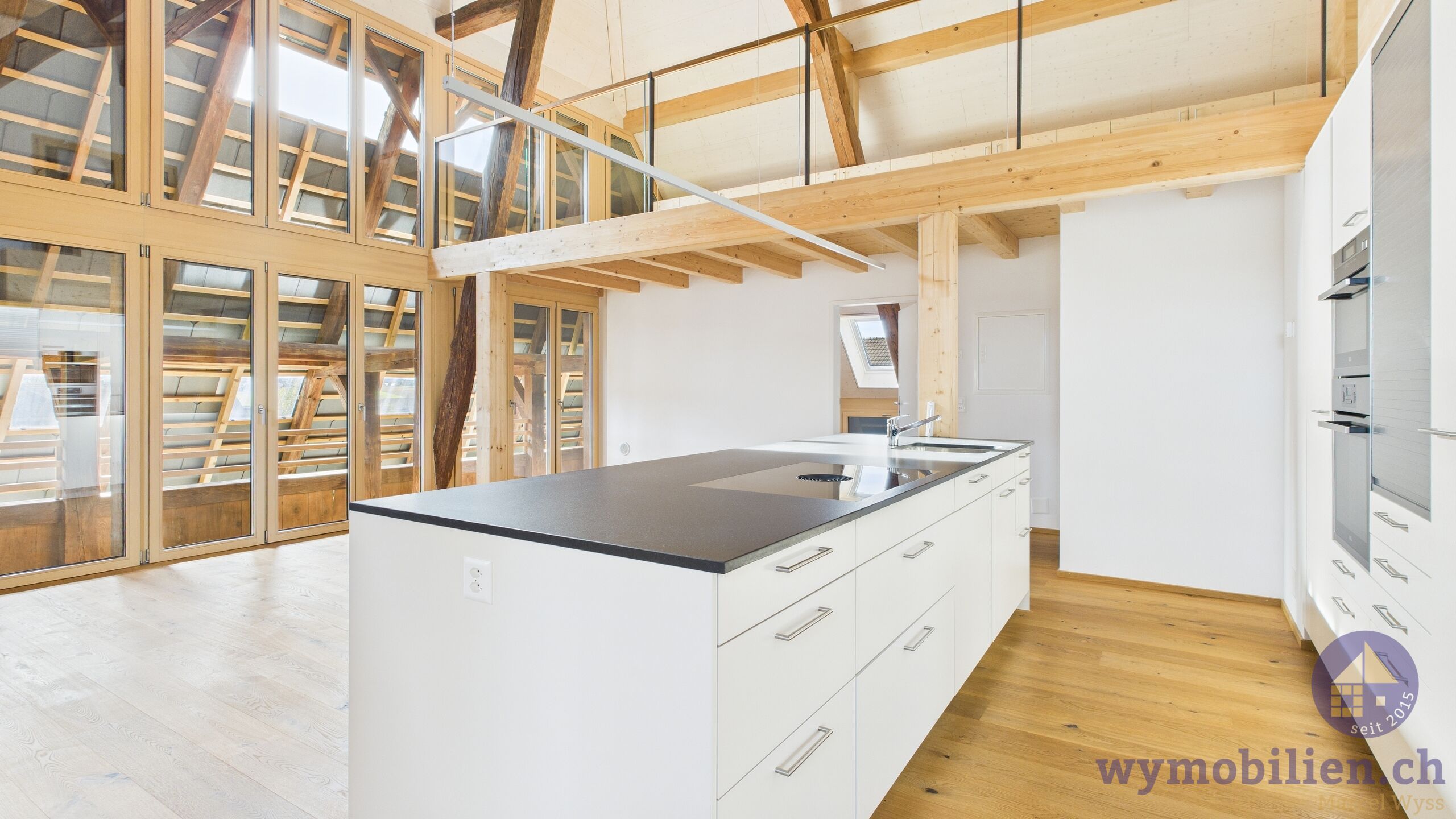 Die grosse, moderne Küche 