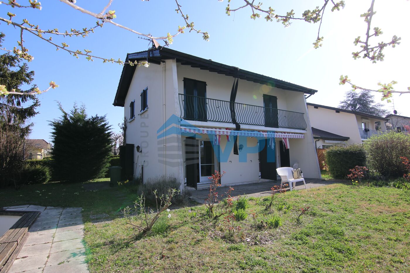 EXCLUSIVITÉ 
Maison jumelée par le garage à rénover entièrement
