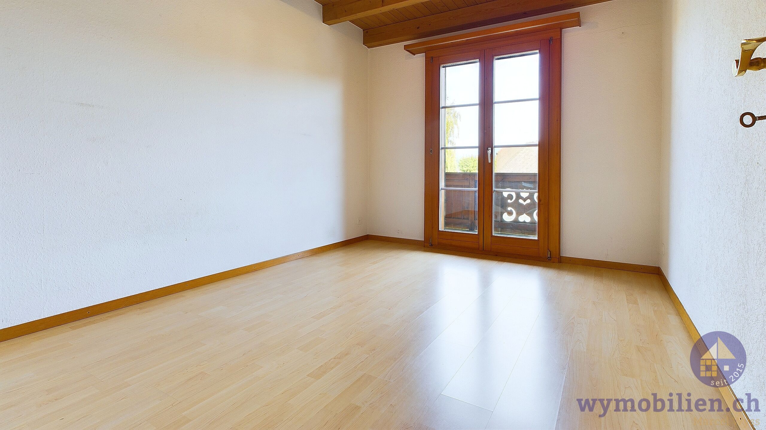 Zimmer 2 mit Ausgang auf den Balkon 