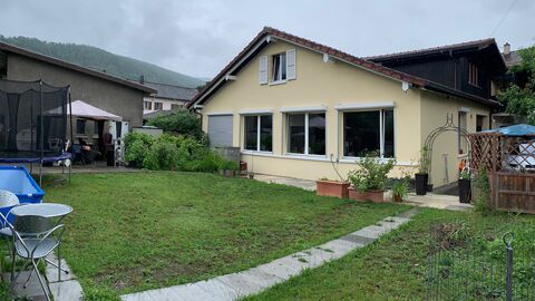 Wunderschönes Haus mit 2 großen und hellen Wohnungen.