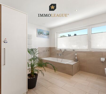 Helles Badezimmer mit eleganter Badewanne.